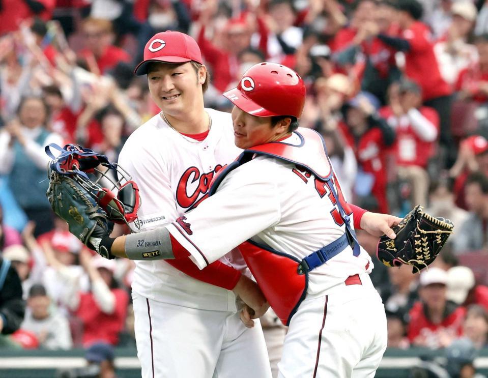 　今季初勝利を完封で飾り、石原と喜びを分かち合う床田（撮影・市尻達拡）