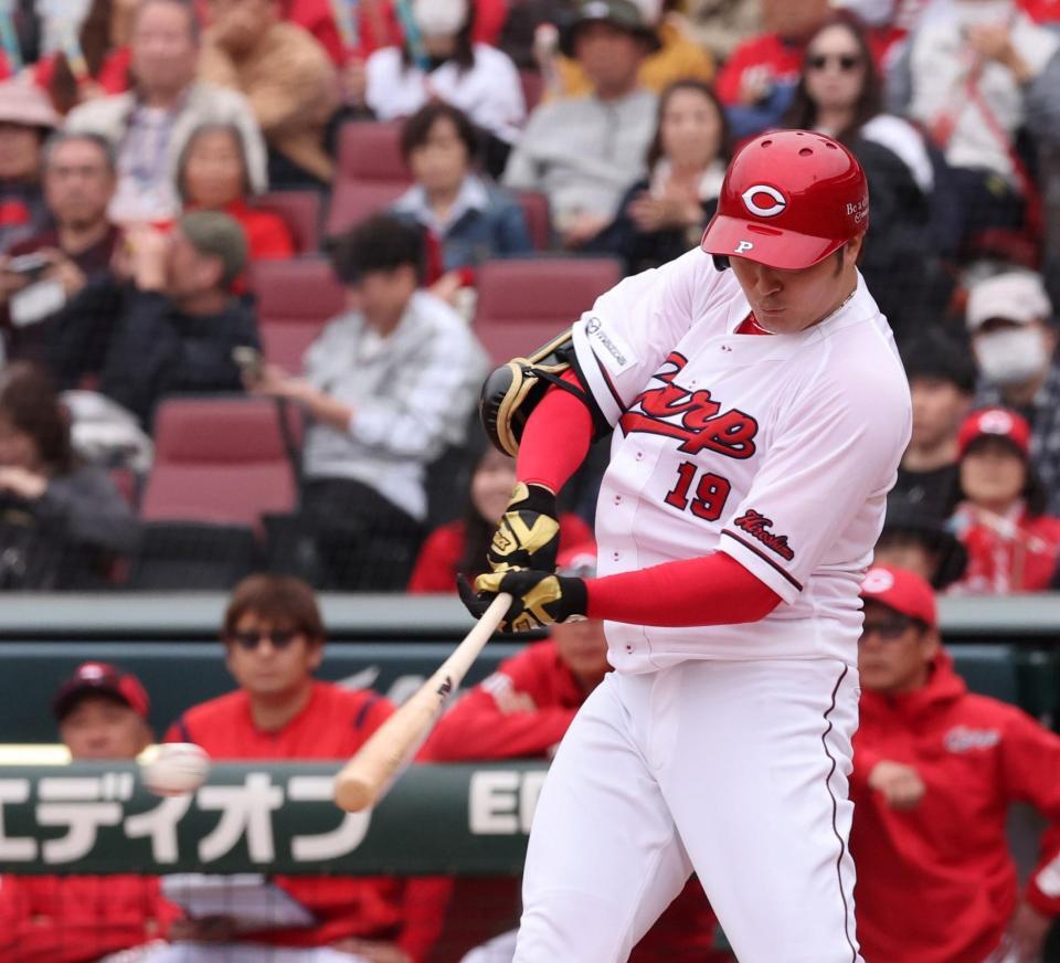 　７回、右翼線への安打を放つ床田（撮影・市尻達拡）