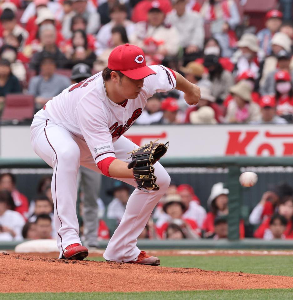 　２回、甲斐の打球にグラブを出す床田（撮影・市尻達拡）