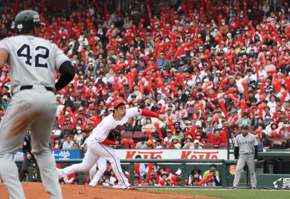 　７回、赤いジェット風船が球場を埋める中で、力投する床田（撮影・市尻達拡）