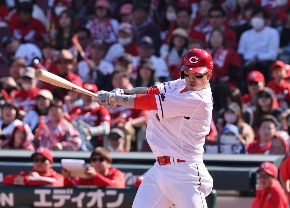 　５回、中前打を放つ小園（撮影・市尻達拡）