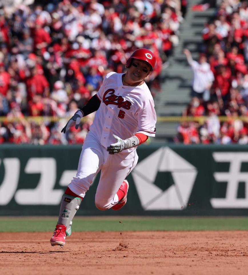 　５回、中前打を中堅手・ヘルナンデスが後逸し、本塁へ向かう小園（撮影・市尻達拡）