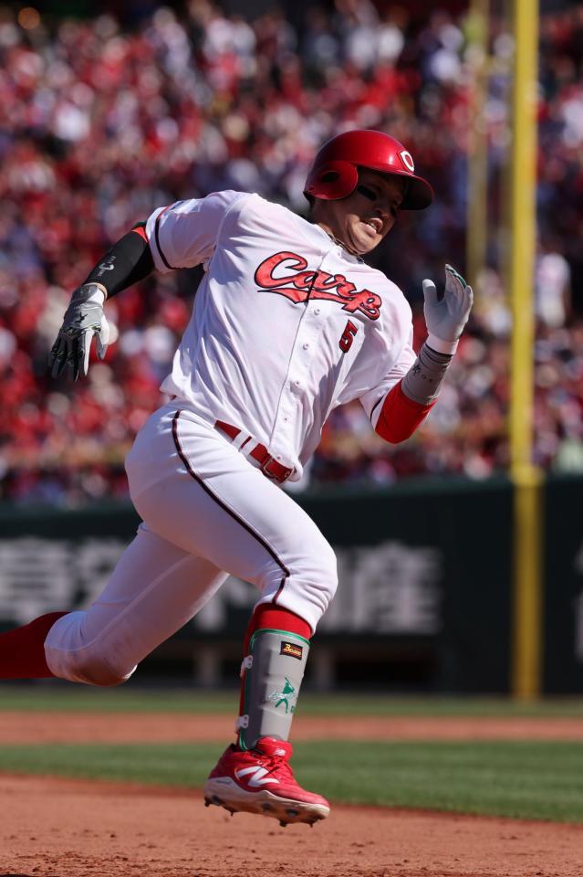 　５回、中前打を中堅手・ヘルナンデスが後逸し、本塁へ向かう小園（撮影・市尻達拡）