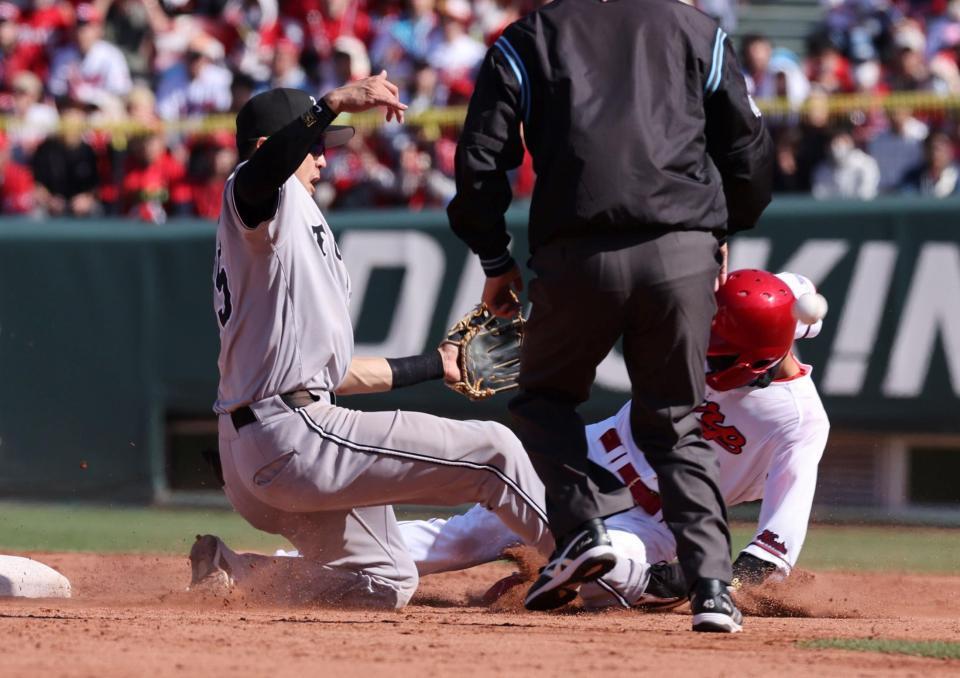 　５回、二盗を決める二俣（撮影・市尻達拡）