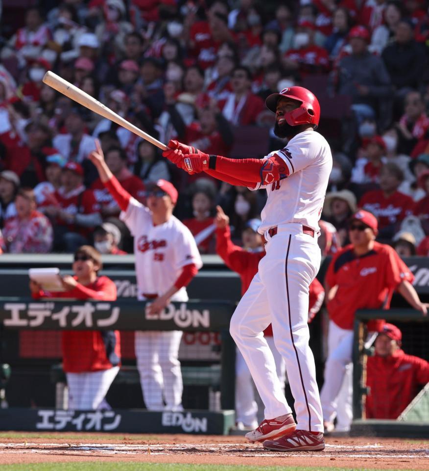 　６回、左越えソロを放つファビアン（撮影・市尻達拡）