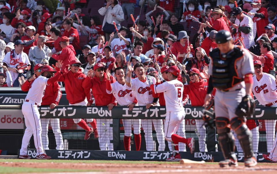 　５回、生還した小園を、満面の笑みで迎える広島ナイン（撮影・市尻達拡）