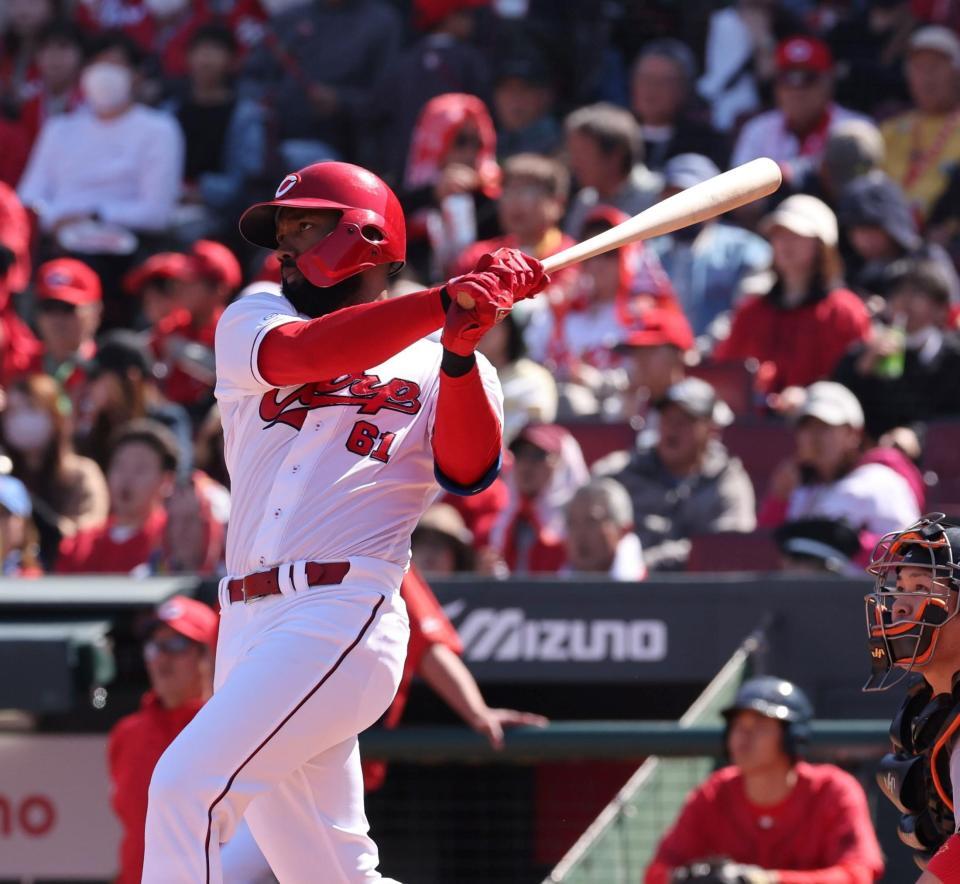 　４回、中前打を放つファビアン（撮影・市尻達拡）