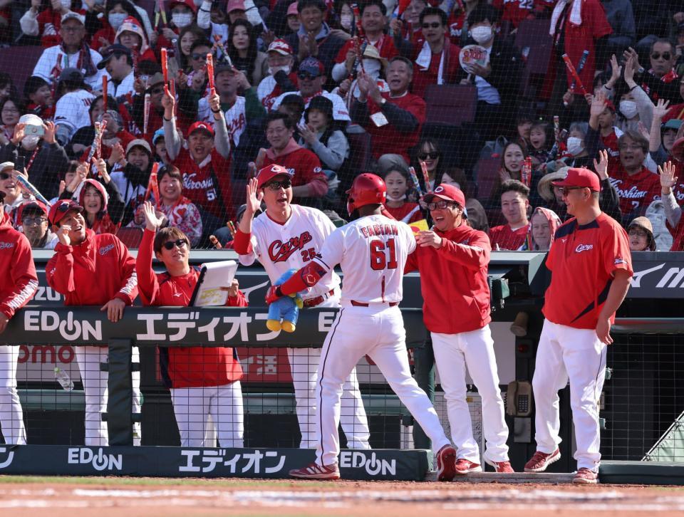 　６回、左越えソロを放ったファビアンを出迎える新井監督（撮影・市尻達拡）