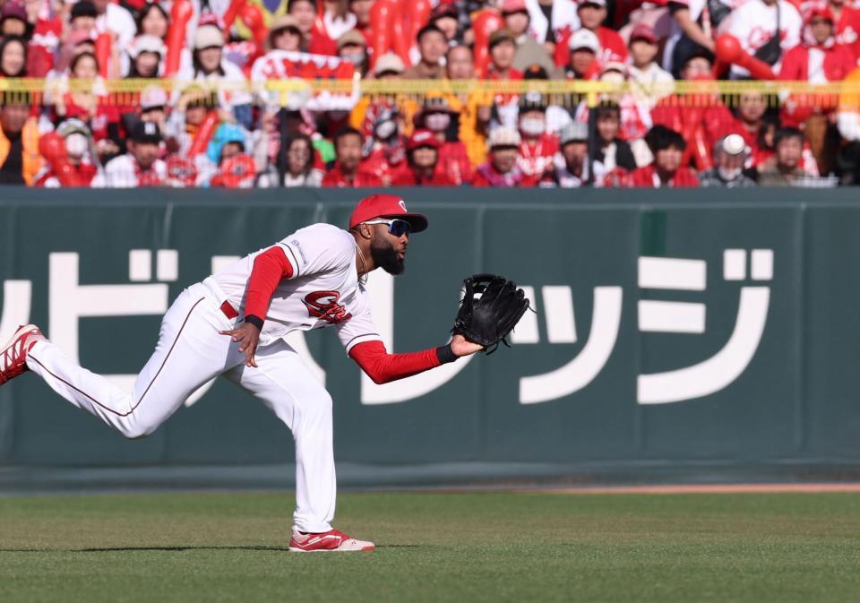 　７回、ヘルナンデスの打球を好捕するファビアン（撮影・市尻達拡）