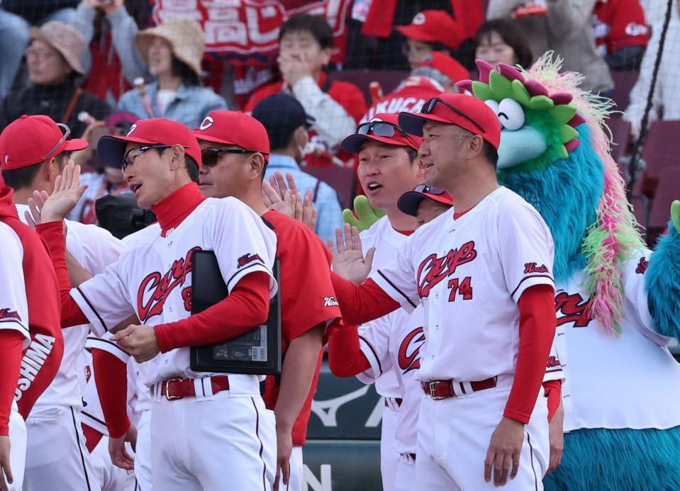 　巨人に３連勝し、ナインを出迎える新井監督（撮影・市尻達拡）