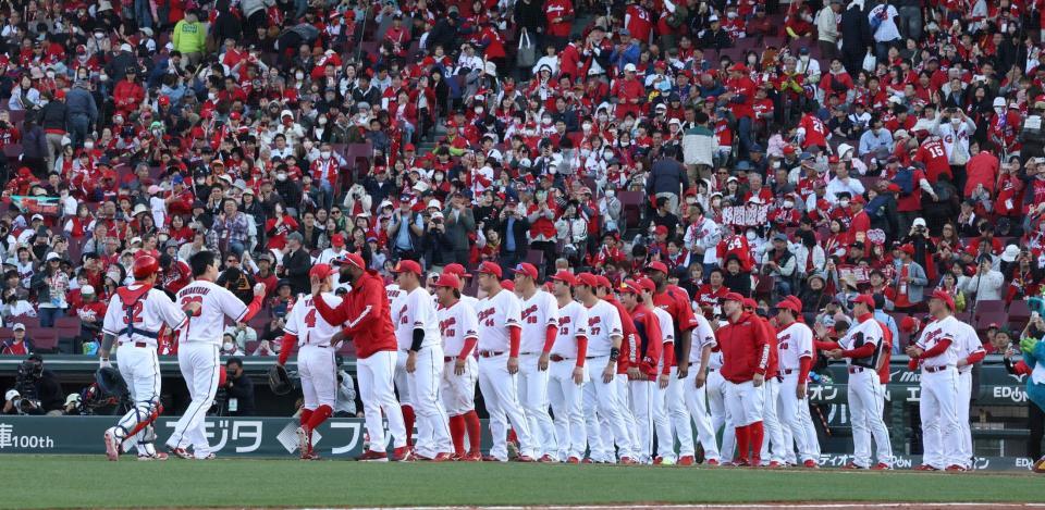 　巨人に３連勝し、タッチを交わす広島ナイン（撮影・市尻達拡）