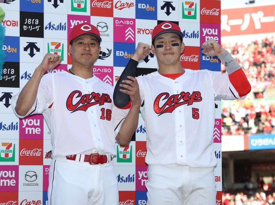 　お立ち台でポーズをとる森と小園（撮影・市尻達拡）