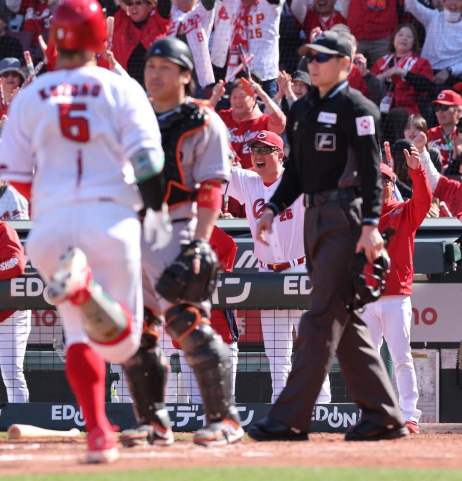 　５回、生還する小園に、感情を爆発させる新井監督（撮影・市尻達拡）