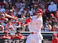 　５回、中前打を放つ小園