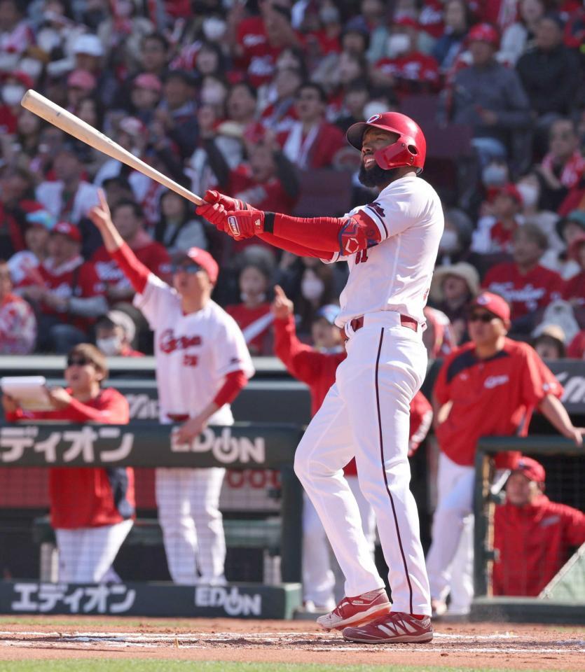 　６回、左越えソロを放つファビアン（撮影・市尻達拡）