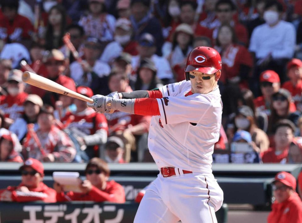 　５回、中前打を放つ小園