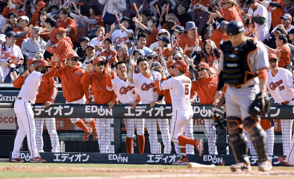 　５回、生還した小園を、満面の笑みで迎える広島ナイン