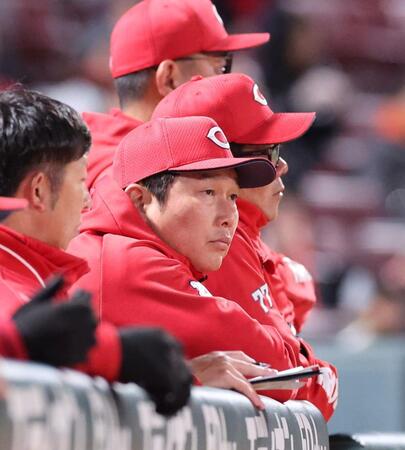 　３回、スコアボードに視線を向ける新井監督（撮影・市尻達拡）