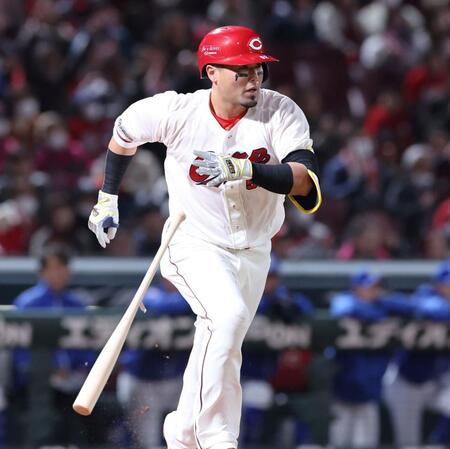 　３回、右前２点タイムリーを放つ末包（撮影・市尻達拡）