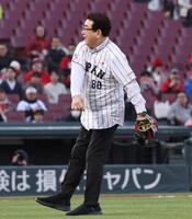 　始球式に登場した広島ＯＢで元監督の山本浩二氏（撮影・市尻達拡）