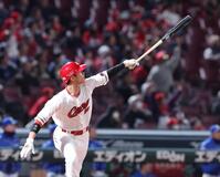 　８回、左越えソロを放つ二俣（撮影・市尻達拡）