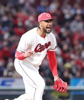 　５回、上林を空振り三振に斬り、雄たけびを上げるドミンゲス（撮影・市尻達拡）