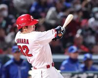 　３回、左翼線へのタイムリー二塁打を放つ石原（撮影・市尻達拡）