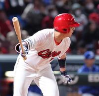 　３回、左前タイムリーを放つ野間（撮影・市尻達拡）