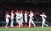 　中日に大勝し、タッチを交わす広島ナイン（撮影・市尻達拡）