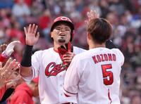 　１回、２点目の本塁を踏み、小園（５）らとタッチをする末包（撮影・市尻達拡）