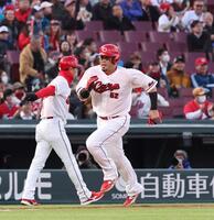 　１回、ファビアンの左前タイムリーで本塁へ向かう末包（撮影・市尻達拡）