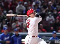 　３回、右前２点タイムリーを放つ末包（撮影・市尻達拡）