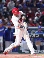 　４回、左前打を放つ末包（撮影・市尻達拡）