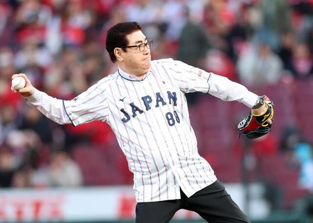 広島 「侍ジャパンDAY」で山本浩二氏が始球式 首位のカープへ「優勝