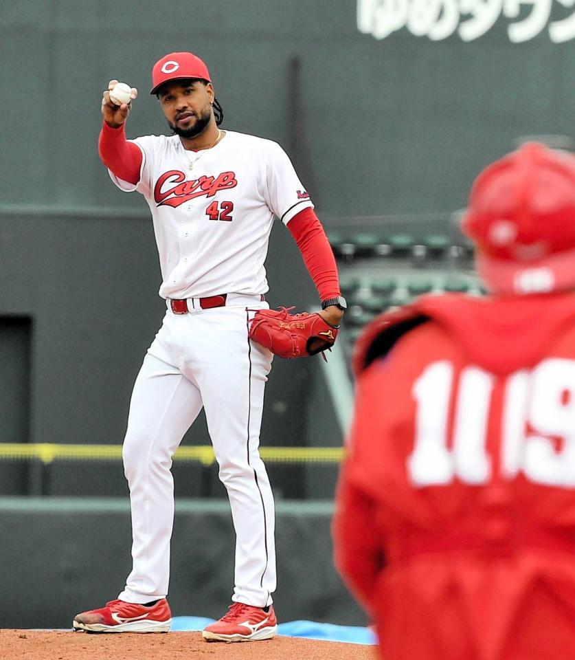 　マツダスタジアムのマウンドで投球練習するドミンゲス（撮影・畠山賢大）