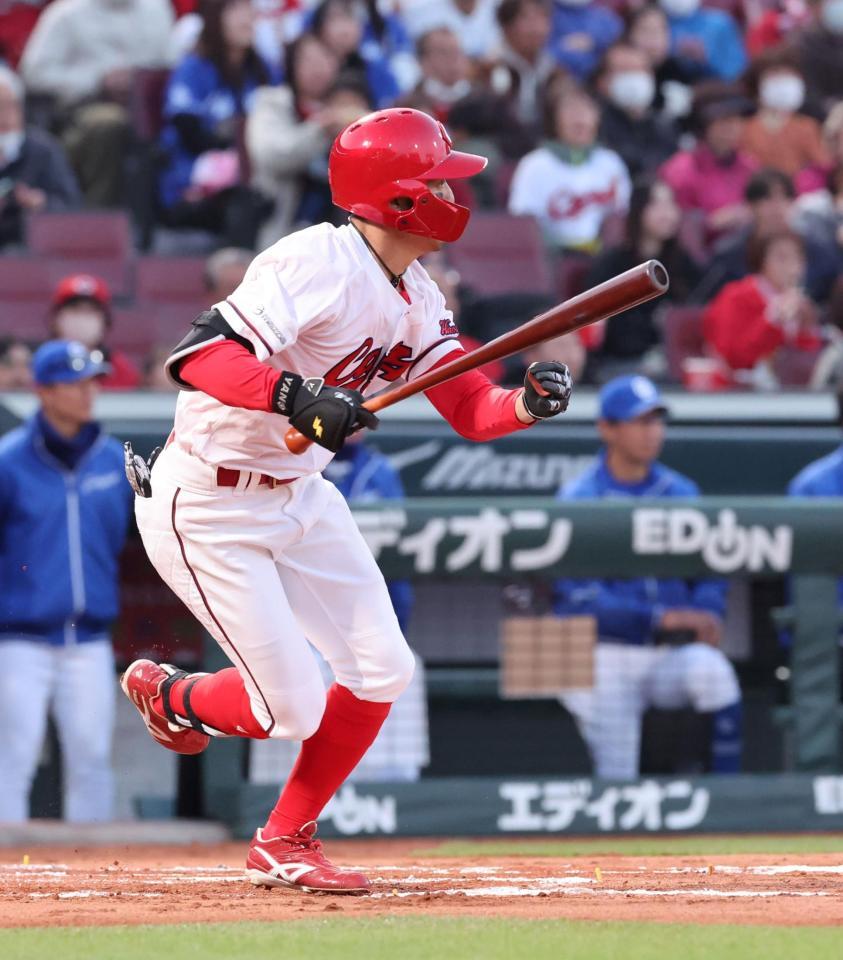 　１回、左前打を放つ矢野（撮影・市尻達拡）