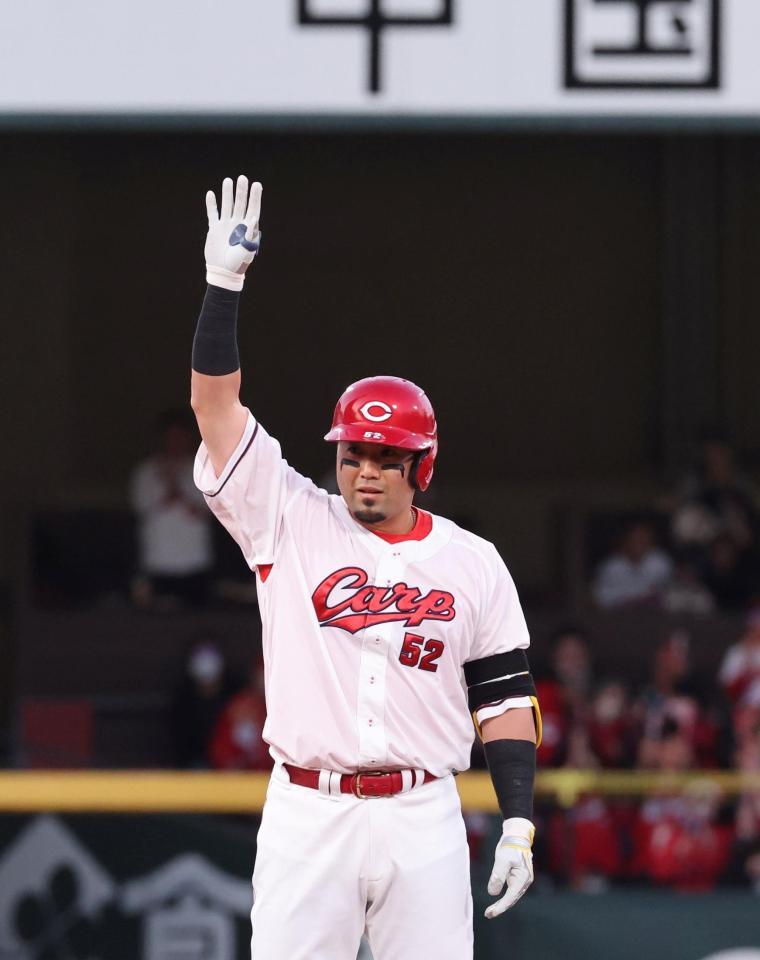 　１回、右中間へのタイムリー二塁打を放ち、右手を挙げる末包昇大（撮影・市尻達拡）