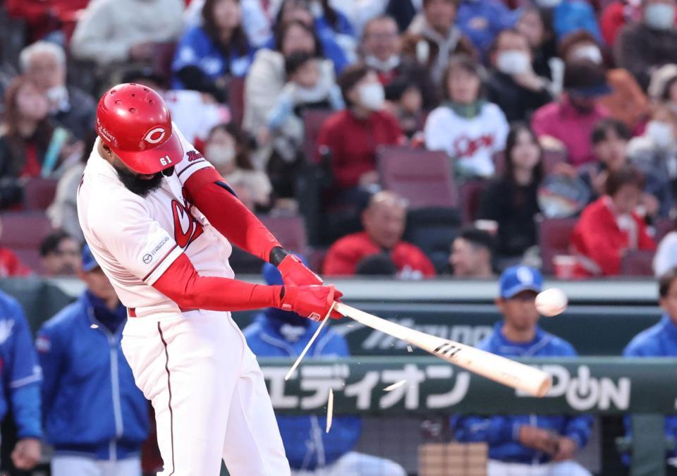 　１回、バットを折りながら左前タイムリーを放つファビアン（撮影・市尻達拡）