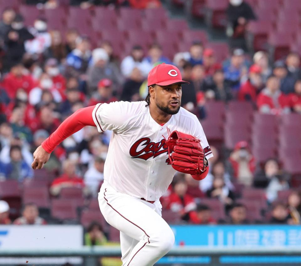 　１回、板山の一ゴロにマウンドを駆け降りるドミンゲス（撮影・市尻達拡）