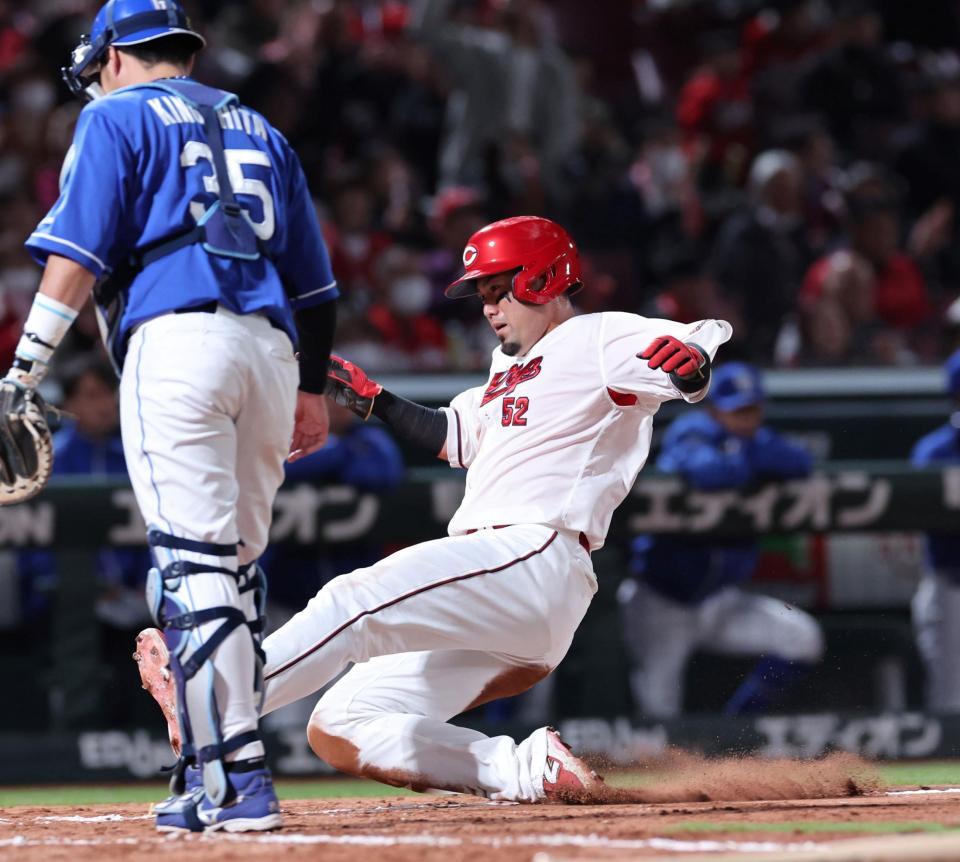 　３回、野間の左前タイムリーで本塁へ滑り込む末包（撮影・市尻達拡）