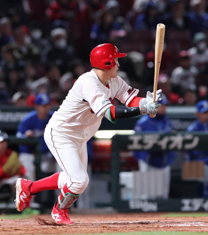 　４回、中前打を放つ小園（撮影・市尻達拡）