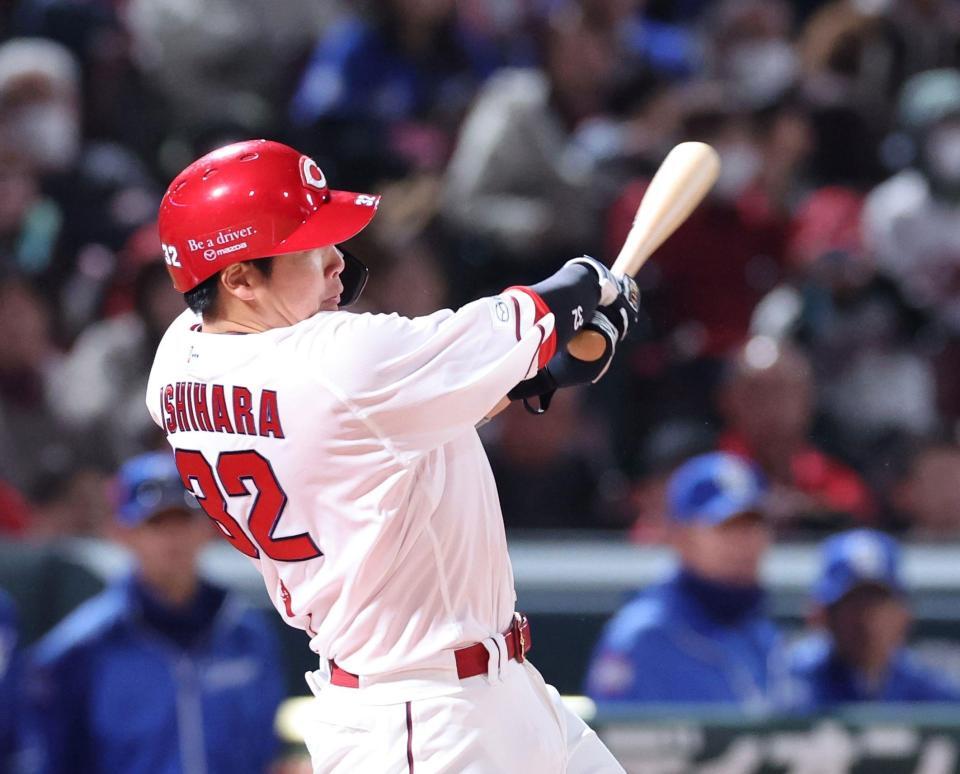 　３回、左翼線へのタイムリー二塁打を放つ石原（撮影・市尻達拡）