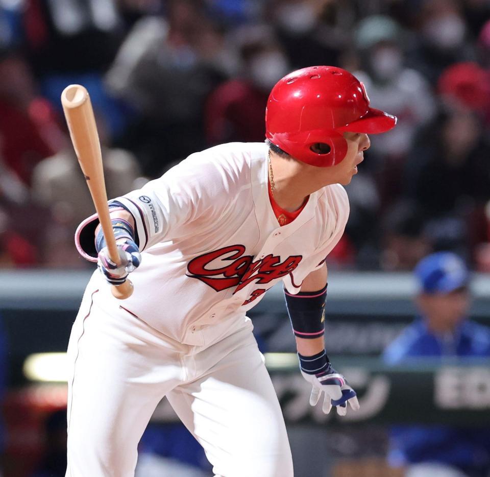 　３回、左前タイムリーを放つ野間（撮影・市尻達拡）