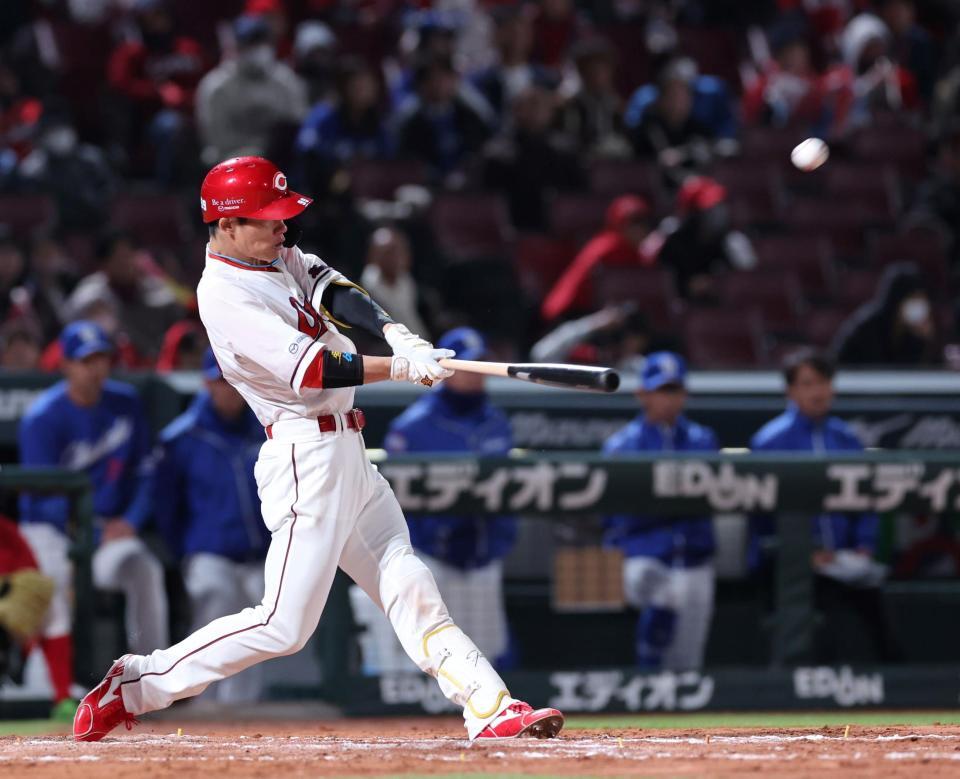 　８回、左越えソロを放つ二俣（撮影・市尻達拡）