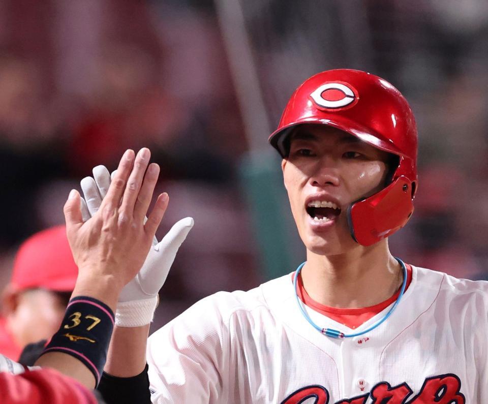 　８回、左越えソロを放ち、ナインとタッチをする二俣（撮影・市尻達拡）