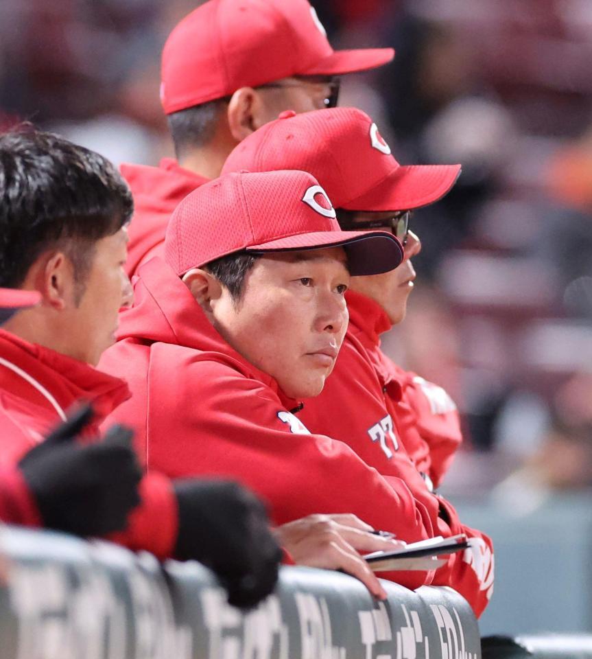 　３回、スコアボードに視線を向ける新井監督（撮影・市尻達拡）