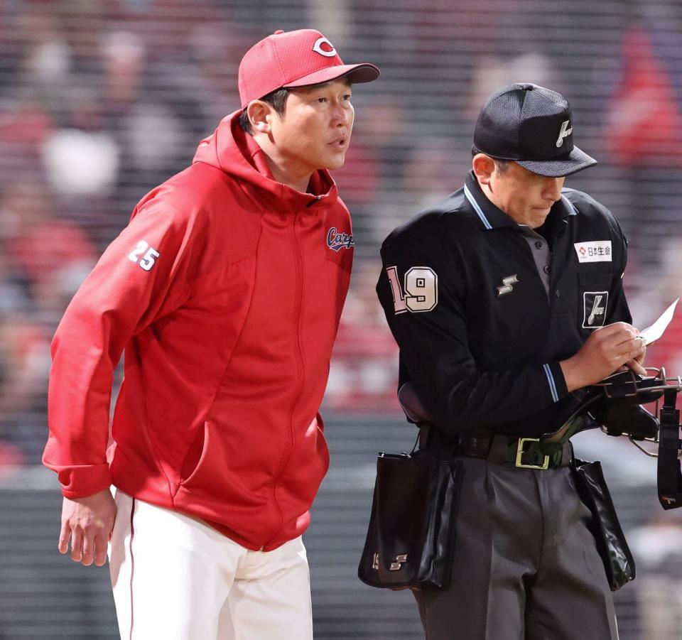 　選手交代を告げる新井監督（撮影・市尻達拡）