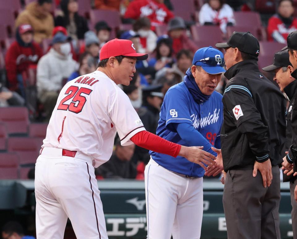 　メンバー表を交換し、審判団と握手をする新井監督と井上監督（撮影・市尻達拡）