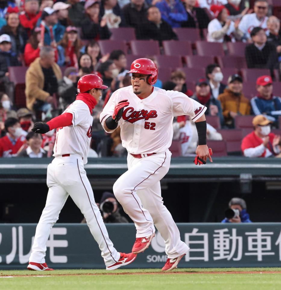 　１回、ファビアンの左前タイムリーで本塁へ向かう末包（撮影・市尻達拡）