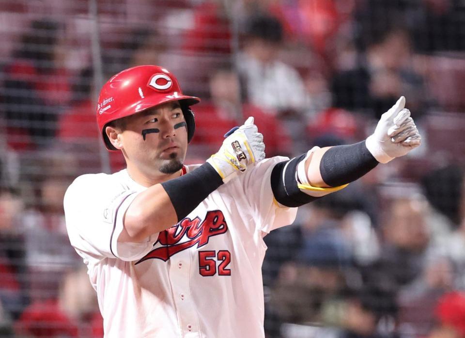 　４回、打席に入る前、いつもの視点を合わせる動作をする末包（撮影・市尻達拡）